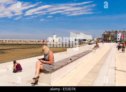 Ein Blick auf die Turner Contemporary Art Gallery und Droit House von der Strandpromenade genommen Stockfoto