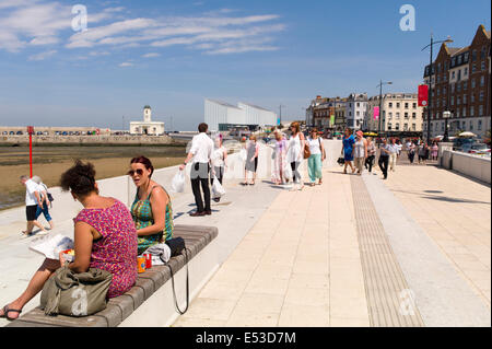 Ein Blick auf die Turner Contemporary Art Gallery und Droit House von der Strandpromenade genommen Stockfoto