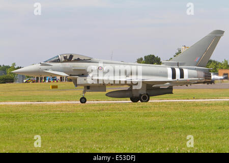 Eurofighter Typhoon auf der Landebahn auf der Farnborough Airshow 2014. Stockfoto