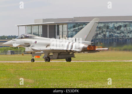 Eurofighter Typhoon mit dem Glanz seiner Nachbrennen auf der Farnborough Airshow 2014. Stockfoto
