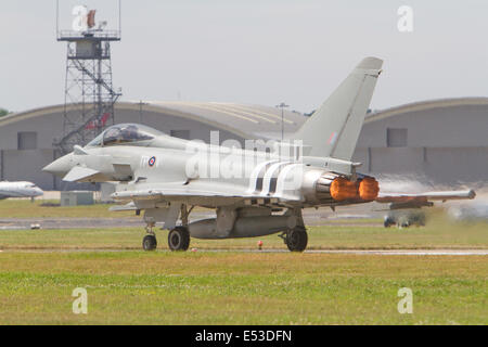 Eurofighter Typhoon mit dem Glanz seiner Nachbrennen auf der Farnborough Airshow 2014. Stockfoto