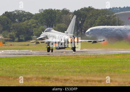 Eurofighter Typhoon mit dem Glanz seiner Nachbrennen auf der Farnborough Airshow 2014. Stockfoto