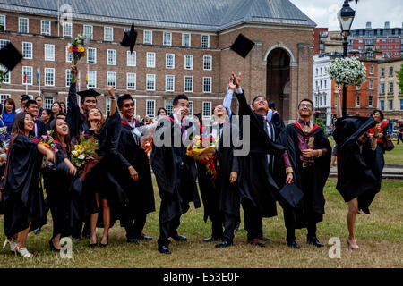 Absolventen der University of West England werfen ihre Hüte In die Luft auf ihre Abschluss-Zeremonie, Bristol, England Stockfoto