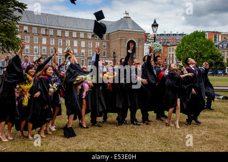 Absolventen der University of West England werfen ihre Hüte In die Luft auf ihre Abschluss-Zeremonie, Bristol, England Stockfoto