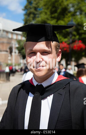 Ein Studium Student von der University of West England (UWE) bei seiner Abschluss-Zeremonie im Bristol Cathedral, England Stockfoto