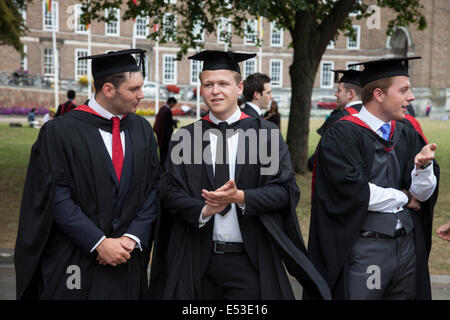 Absolventen von der University of West England (UWE) bei ihren Grad Zeremonie in der Kathedrale von Bristol, Bristol, England Stockfoto