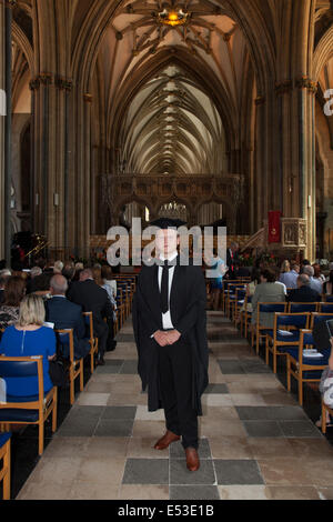 Ein Studium Student von der University of West England (UWE) bei seinen Grad Zeremonie in der Kathedrale von Bristol, Bristol, England Stockfoto
