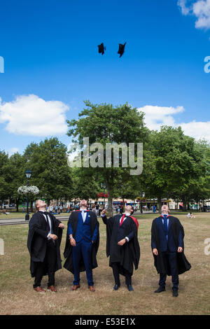 Absolventen der University of West England werfen ihre Hüte In die Luft auf ihre Abschluss-Zeremonie, Bristol, England Stockfoto