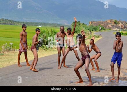 Eine Gruppe von jungen tanzen auf der Straße bei Sundarapandiyapuran, in der Nähe von Thenkasi im Tamil Nadu, Südindien Stockfoto