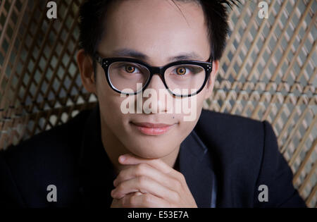 Young Guy tragen von Kontaktlinsen, schaut in die Kamera, England Stockfoto