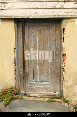 Alte Tür reparaturbedürftig. Stockfoto