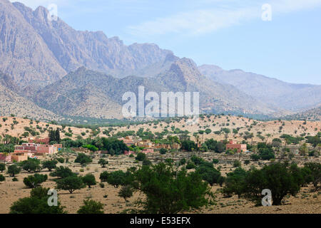 Tafraoute, berühmt für die Herstellung von Pantoffeln, Körbe, Kleidung, Schmuck Stände, umliegenden Berglandschaft, untere Atlasgebirge, Marokko Stockfoto