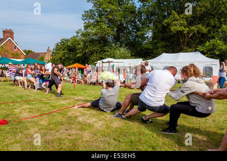 Tauziehen, Fairwarp Village Fete, Sussex, England Stockfoto