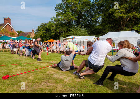 Tauziehen, Fairwarp Village Fete, Sussex, England Stockfoto