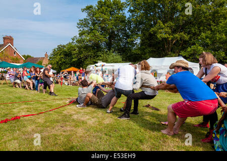 Tauziehen, Fairwarp Village Fete, Sussex, England Stockfoto