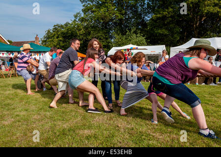 Tauziehen, Fairwarp Village Fete, Sussex, England Stockfoto