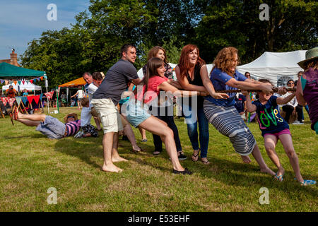 Tauziehen, Fairwarp Village Fete, Sussex, England Stockfoto