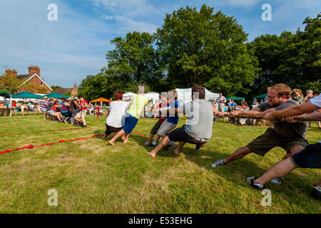 Tauziehen, Fairwarp Village Fete, Sussex, England Stockfoto