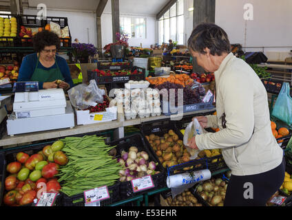 Frau kaufen Obst und Gemüse in der traditionellen lokalen Obst- und Gemüsemarkt Sao Martinho Portugal Stockfoto