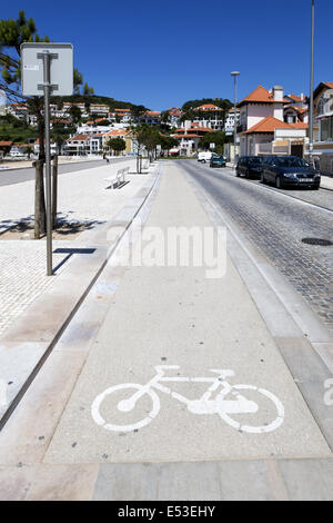 Radweg und Straße entlang der Promenade von San Martinho do Porto Portugal Stockfoto