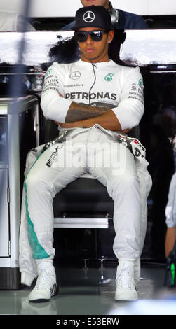 Hockenheim, Deutschland. 19. Juli 2014. Britischer Formel-1-Rennfahrer Lewis Hamilton vom Team Mercedes AMG sitzt in der Team-Garage während dem freien Training auf der Rennstrecke Hockenheimring in Hockenheim, Deutschland, 19. Juli 2014. Die Formel 1 Grand Prix von Deutschland statt findet am 20. Juli 2014 auf dem Hockenheimring. Foto: JENS Büttner/DPA/Alamy Live-Nachrichten Stockfoto