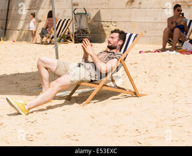 Paris, Frankreich. 19. Juli 2014. Menschen genießen den Eröffnungstag der Paris Plages im Voie Georges Pompidou, Paris, Frankreich am Samstag, 19. Juli 2014. Im Jahr 2002 eröffnete ist Paris Plages (Paris Strände) ein Sommer-Ereignis, das mehrere Spots in Paris in Strände verwandelt. Die vier-Wochen-Betrieb begann am Samstag, 19. Juli 2014 bietet Aktivitäten für Kinder und Erwachsene, vom Sonnenbaden in den Sand zu schwimmen in Pools über Seine, Boccia, Basketball und Volleyball sowie kostenlose Abendkonzerte ausgesetzt. Bildnachweis: Cecilia Colussi/Alamy Live-Nachrichten Stockfoto