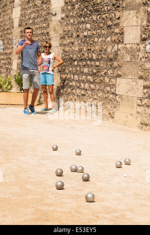 Paris, Frankreich. 19. Juli 2014. Menschen spielen Boule in Voie Georges Pompidou Opnening tagsüber von Paris Plages auf Samstag, 19. Juli 2014, Paris, Frankreich. Im Jahr 2002 eröffnete ist Paris Plages (Paris Strände) ein Sommer-Ereignis, das mehrere Spots in Paris in Strände verwandelt. Die vier-Wochen-Betrieb begann am Samstag, 19. Juli 2014 bietet Aktivitäten für Kinder und Erwachsene, vom Sonnenbaden in den Sand zu schwimmen in Pools über Seine, Boccia, Basketball und Volleyball sowie kostenlose Abendkonzerte ausgesetzt. Bildnachweis: Cecilia Colussi/Alamy Live-Nachrichten Stockfoto