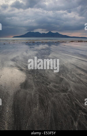 Wolken bei Sonnenuntergang über der Insel Rum gesehen von Laig Bay, Insel Eigg, kleinen Inseln, Inneren Hebriden, Schottland Stockfoto