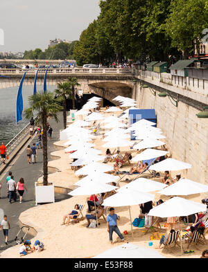 Paris, Frankreich. 19. Juli 2014. Menschen genießen den Eröffnungstag der Paris Plages im Voie Georges Pompidou, Paris, Frankreich am Samstag, 19. Juli 2014. Im Jahr 2002 eröffnete ist Paris Plages (Paris Strände) ein Sommer-Ereignis, das mehrere Spots in Paris in Strände verwandelt. Die vier-Wochen-Betrieb begann am Samstag, 19. Juli 2014 bietet Aktivitäten für Kinder und Erwachsene, vom Sonnenbaden in den Sand zu schwimmen in Pools über Seine, Boccia, Basketball und Volleyball sowie kostenlose Abendkonzerte ausgesetzt. Bildnachweis: Cecilia Colussi/Alamy Live-Nachrichten Stockfoto