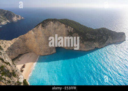 Zakynthos, Griechenland - dramatischen Kalksteinklippen bieten einen Blick auf die Navagio Strand oder Schiffbruch Cove, eine touristische Attraktion Italien Stockfoto