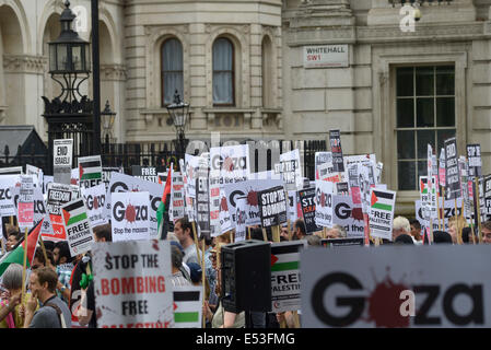 Gaza nationale Demonstration am 19.07.2014 in der Downing Street, London.  Die Demonstration versammelt in der Downing Street am Mittag vor dem Marsch an die israelische Botschaft zum protest gegen Israels Bombardierung von Gazza.   Bild von Julie Edwards Stockfoto