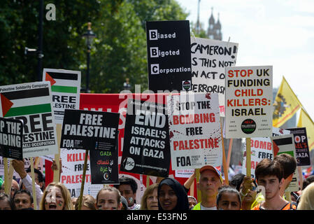 Gaza nationale Demonstration am 19.07.2014 in der Downing Street, London.  Die Demonstration versammelt in der Downing Street am Mittag vor dem Marsch an die israelische Botschaft zum protest gegen Israels Bombardierung von Gazza.   Bild von Julie Edwards Stockfoto