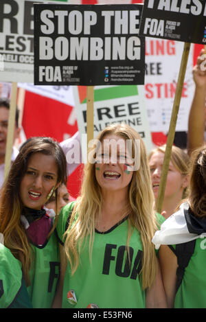 Gaza nationale Demonstration am 19.07.2014 in der Downing Street, London.  Die Demonstration versammelt in der Downing Street am Mittag vor dem Marsch an die israelische Botschaft zum protest gegen Israels Bombardierung von Gazza.   Bild von Julie Edwards Stockfoto