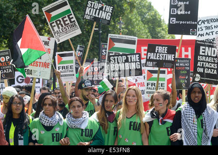 Gaza nationale Demonstration am 19.07.2014 in der Downing Street, London.  Die Demonstration versammelt in der Downing Street am Mittag vor dem Marsch an die israelische Botschaft zum protest gegen Israels Bombardierung von Gazza.   Bild von Julie Edwards Stockfoto