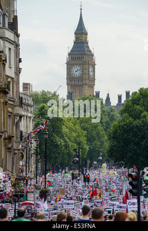 Gaza nationale Demonstration am 19.07.2014 in der Downing Street, London.  Die Demonstration versammelt in der Downing Street am Mittag vor dem Marsch an die israelische Botschaft zum protest gegen Israels Bombardierung von Gazza.   Bild von Julie Edwards Stockfoto