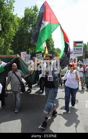 Gaza nationale Demonstration am 19.07.2014 in der Downing Street, London.  Die Demonstration versammelt in der Downing Street am Mittag vor dem Marsch an die israelische Botschaft zum protest gegen Israels Bombardierung von Gazza.   Bild von Julie Edwards Stockfoto