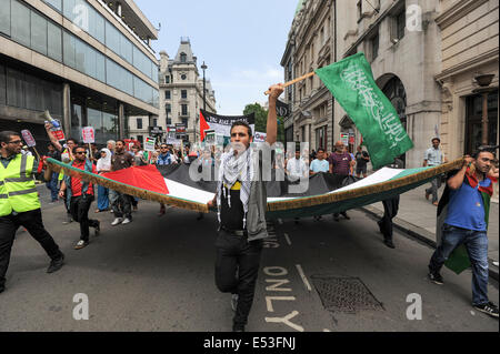 Gaza nationale Demonstration am 19.07.2014 in der Downing Street, London.  Die Demonstration versammelt in der Downing Street am Mittag vor dem Marsch an die israelische Botschaft zum protest gegen Israels Bombardierung von Gazza.   Bild von Julie Edwards Stockfoto