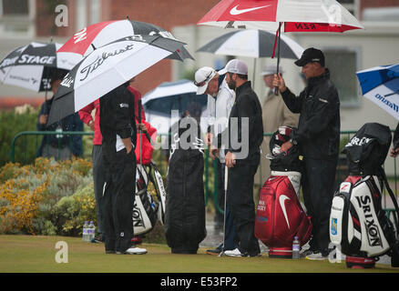 Hoylake, UK. 19. Juli 2014. Die Open Golf Championship Runde 3. Spieler auf die Praxis in der sehr nassen Bedingungen am 3. Tag grün. Bildnachweis: Aktion Plus Sport/Alamy Live-Nachrichten Stockfoto