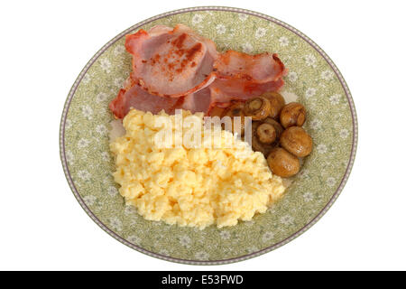 Frisch zubereitete gesunde authentische britische Frühstück mit Speck, Champignons und Rührei gegen einen weißen Hintergrund mit einen Freistellungspfad isoliert Stockfoto