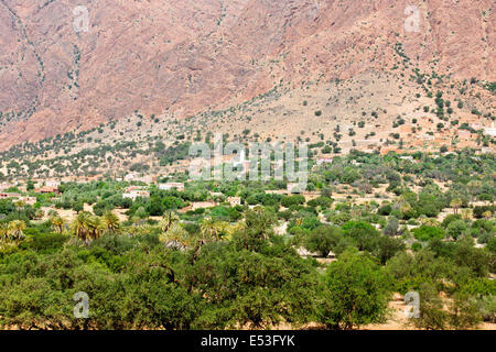 Tafraoute, berühmt für die Herstellung von Pantoffeln, Körbe, Kleidung, Schmuck Stände, umliegenden Berglandschaft, untere Atlasgebirge, Marokko Stockfoto