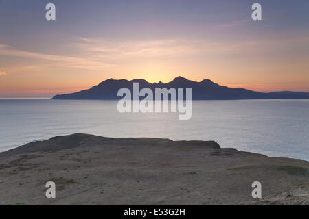 Sonnenuntergang über der Insel Rum gesehen von Laig Bay Sands, Insel der Inneren Hebriden, Schottland, UK Eigg, kleinen Inseln, Stockfoto