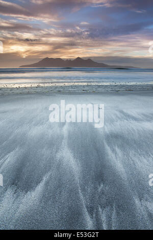 Sonnenuntergang über der Insel Rum gesehen von Laig Bay Sands, Insel der Inneren Hebriden, Schottland, UK Eigg, kleinen Inseln, Stockfoto