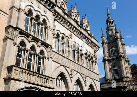 Fassade des Glasgow Börse und der Turm der Kirche Tron, Nelson Mandela Square, Glasgow, Strathclyde Stockfoto