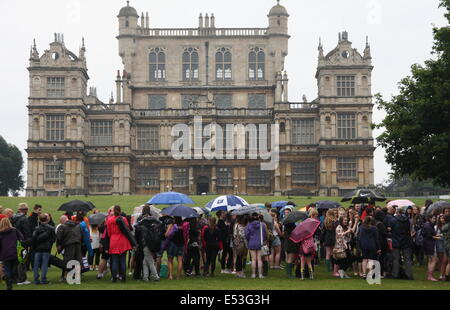 Nottingham East Midlands, UK.  19. Juli 2014.  Festivalbesucher mutig feuchten Bedingungen und starkem Regen, da sie außen Wollaton Hall bei der Ankunft auf dem jährlichen Pracht Music Festival in die Parklandschaft rund um das elisabethanische Herrenhaus in Nottingham East Midlands statt Schlange stehen. Bildnachweis: Matthew Taylor/Alamy Live-Nachrichten Stockfoto