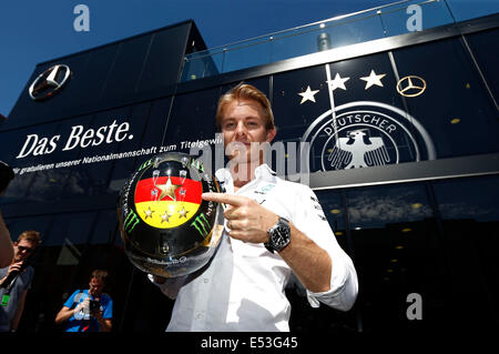 Hockenheim, Deutschland. 18. Juli 2014. Motorsport: FIA Formel 1 Weltmeisterschaft 2014, Grand Prix von Deutschland, #6 Nico Rosberg (GER, Mercedes AMG Petronas F1 Team) zeigt den vierten Stern für Deutschland Fußball auf seinem Helm - Credit: Action Plus Sport/Alamy Live News Stockfoto