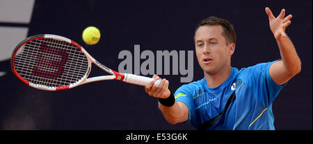 Hamburg, Deutschland. 18. Juli 2014. Deutschlands Philipp Kohlschreiber gibt den Ball Rosol Tschechien im Viertelfinale Spiel beim Tennisturnier ATP Bet-at-Home deutsche Open Championships Credit: Action Plus Sport/Alamy Live News Stockfoto
