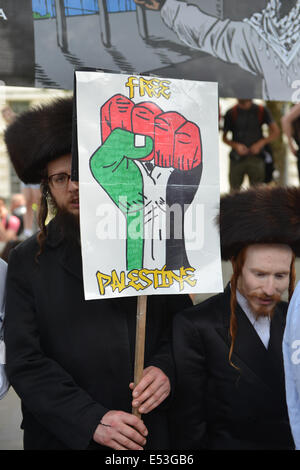 Whitehall, London, UK. 19. Juli 2014. Eine kleine Gruppe von orthodoxe jüdische Männer stehen zur Unterstützung der Protestmarsch für Solidarität mit Palästina. Bildnachweis: Matthew Chattle/Alamy Live-Nachrichten Stockfoto