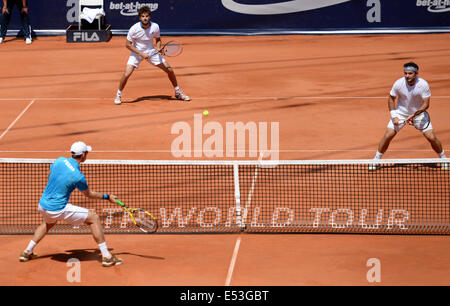 Marin Draganja (TOP-L) aus Kroatien und Florin ist aus Rumania (R) in Aktion gegen John Peers (L) aus Australien und Murray (nicht abgebildet) aus Großbritannien während eine Herren Doppel Halbfinale auf der ATP Turnier Iun Hamburg, Grmany, 19. Juli 2014. Foto: DANIEL REINHARDT/DPA Stockfoto