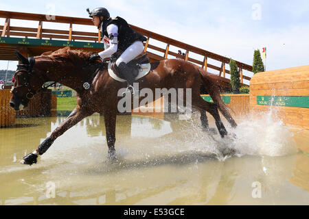 Aachen, Deutschland. 19. Juli 2014. Deutsche Fahrer Sandra Auffarth auf ihrem Pferd Opgun Louvo in Aktion während Disziplin cross-country der Vielseitigkeits-Event des CHIO in Aachen, Deutschland, 19. Juli 2014. Bildnachweis: Aktion Plus Sport/Alamy Live-Nachrichten Stockfoto