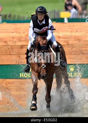 Aachen, Deutschland. 19. Juli 2014. Deutsche Fahrer Sandra Auffarth auf ihrem Pferd Opgun Louvo in Aktion während der Disziplin cross-country der Vielseitigkeits-Event des CHIO in Aachen, Deutschland, 19. Juli 2014. Bildnachweis: Aktion Plus Sport/Alamy Live-Nachrichten Stockfoto